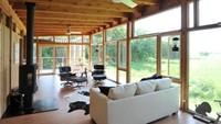 Rumah ini mirip dengan rumah panggung yang ada di kawasan pesisir. Posisi lebih tinggi dari tanah dengan tiang-tiang kokoh dan melindungi rumah dari banjir. Istimewa/Inhabitat.