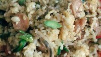  Siapa mau? Nasi goreng pete, teri plus sosis dan telor ini? Dijamin gurih enak.  Foto : Instagram @ve_pity