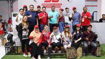 Vice President Sales & Marketing Area Jabotabek Jabar Telkomsel, Agus Mulyadi dan GM Loyalty Reward and Partnership Telkomsel, Tengku Ferdy bersama para pelanggan loyal Telkomsel saat mengunjungi 5G Experience di kawasan Gelora Bung Karno. Foto: dok. Telkomsel