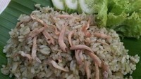 Tampilannya sederhana, nasi goreng cabe hijau dengan taburan teri Medan, disajikan dengan mentimun dan selada. Jangan tanya rasanya!  Foto : Instagram @mymom_lenaningsih