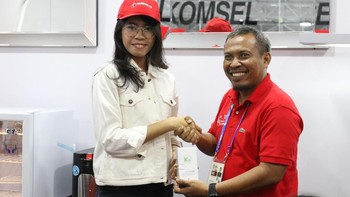Telkomsel juga memanjakan pelanggan loyalnya dengan menghadirkan lelang POIN yang ditukarkan dengan Jersey Firman Utina serta berbagai macam smartphone 4G. Foto: dok. Telkomsel