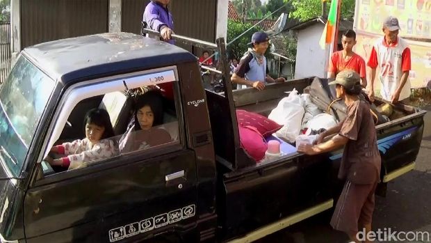 Warga gotong royong bantu evakuasi keluarga Dasirin dari kandang kerbau. 