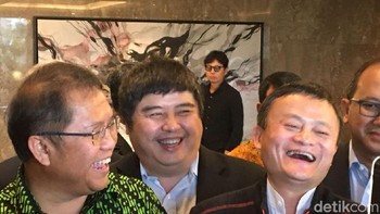 Saat bersama Menkominfo Rudiantara pun dia tertawa lebar. Foto: Sylke Febrina Laucereno/detikFinance
