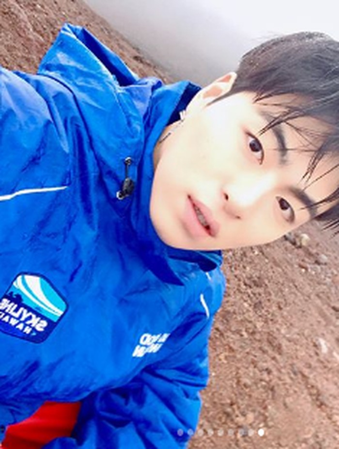 june ikon Koo Junhoe iKon atau June iKon ikut datang ke Jakarta untuk tampil di penutupan Asian Games 2018. Psst! Ternyata badannya sixpack lho!