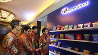 Direktur Utama PT Garudafood Putra Putri Jaya Tbk (Garudafood) Hardianto Atmadja bersama dengan Komisaris Garudafood Hartono Atmadja, Direktur Robert Chandrakelana Adjie, dan Direktur Paulus Tedjosutikno di sela acara Investor Gathering di Jakarta, Kamis (30/8). Foto: dok. Garudafood