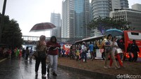 Walaupun begitu warga terus berdatangan.