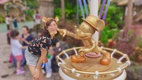 Rikako juga tak lupa bersenang-senang di sela kesibukannya sebagai atlet. Sepulangnya dari Jakarta, ia liburan di Tokyo Disneyland Jepang (@ikee.rikako/Instagram)