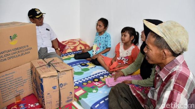 Bupati Pekalongan mengunjungi keluarga Dasirin. 