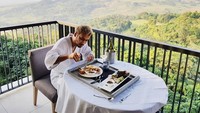 Ditemani pemandangan alam yang hijau dan indah, JFlow asyik sarapan dengan berbagai menu, dari nasi goreng hingga sate. Foto: Instagram @jflowrighthere