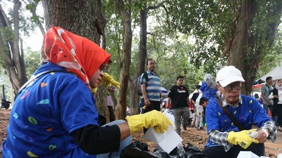 Ratusan Relawan Bersihkan Kawasan GBK