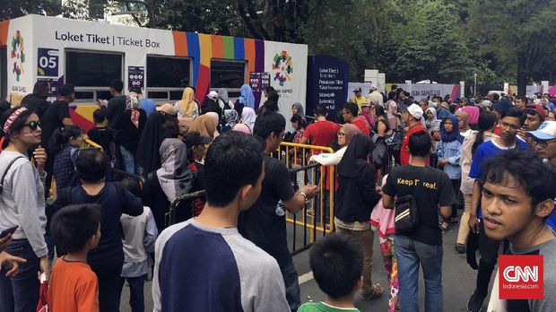 Para penonton antusias hadir di kawasan GBK jelang upacara penutupan Asian Games 2018.
