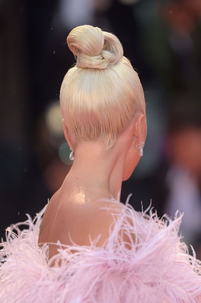 Alih-alih tampil dengan rambut sasak bervolume seperti Kaia, Gaga memilih hair-do berkuncir tinggi yang sleek. Penyanyi 32 tahun itu menyempurnakan gayanya dengan riasan natural nan glowy. Foto: Vittorio Zunino Celotto/Getty Images
