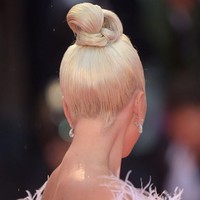 Alih-alih tampil dengan rambut sasak bervolume seperti Kaia, Gaga memilih hair-do berkuncir tinggi yang sleek. Penyanyi 32 tahun itu menyempurnakan gayanya dengan riasan natural nan glowy. Foto: Vittorio Zunino Celotto/Getty Images