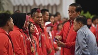 Pemberian bonus itu langsung diberikan oleh Jokowi didampingi Wakil Presiden Jusuf Kalla (JK) di Istana Negara.  Saat penyerahan, Jokowi mengecek langsung buku tabungan yang diberikan. Dia mengeja nominal saldo yang tertera di buku bank BUMN tersebut. (Foto: ANTARA FOTO/Hafidz Mubarak A)