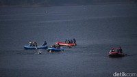Sebelum mengarungi Sungai Palayangan, para wisatawan terlebih dahulu mengarungi genagan air Situ Cileunca. (Wisma/detikTravel)