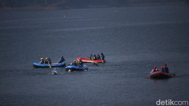 Traveler akan diajak melewati genangan lebih dulu