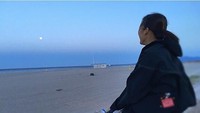 Saat bertanding ke Prancis, Rirako juga menyempatkan diri untuk merenung sejenak di sebuah pantai di sana. Sendirian saja Rikako? (@ikee.rikako/Instagram)