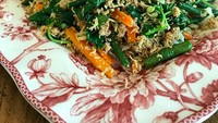  Tinggal di London, Ina terbiasa masak sendiri. Ina pun kerap membawakan makan siang sang suami seperti urap sayuran buatannya. Kelihatan segar ya! Foto: Instagram inathomas
