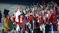 Riuh tepuk tangan penonton menggema di GBK saat kontingen Indonesia mengibarkan bendera Merah Putih.