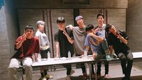 Bersama anggota iKON lainnya, B.I berpose habis latihan. Mereka istirahat sambil santai menikmati sebotol air mineral. Foto: Istimewa