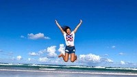Sebagai atlet renang, Rikako juga gemar liburan ke pantai. Ini saat dia liburan ke Guam (@ikee.rikako/Instagram)  