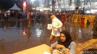 Mereka tetap rela hujan-hujanan demi menyaksikan closing ceremony Asian Games 2018.