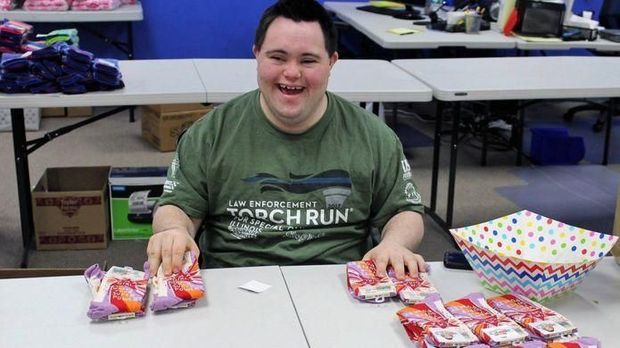 Ini John, Pria Down Syndrome Tukang Kaus Kaki Beromzet Rp 20 M