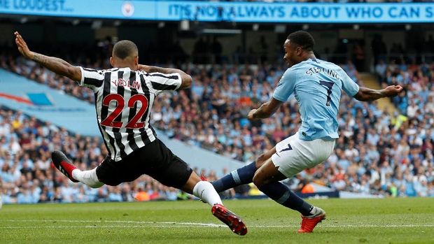 Raheem Sterling membuka keunggulan Man City.