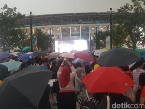 Rela Hujan-hujanan Demi Nobar Penutupan Asian Games 2018