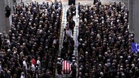 Para mantan presiden AS dan pejabat Amerika lain tampak diundang dan hadir di upacara pemakaman tersebut (Foto: Dok. REUTERS/Chris Wattie)