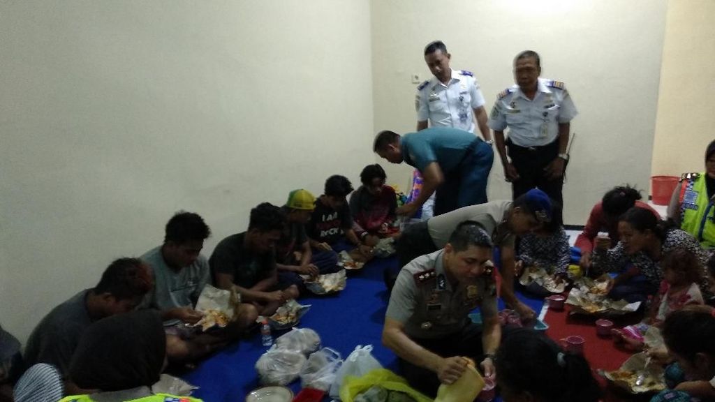 KLM Wahyu Ilahi Terbakar di Laut Flores, Penumpang Berhasil Diselamatkan KLM Wahyu Ilahi Terbakar di Laut Flores, Penumpang Berhasil Diselamatkan