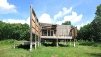 Rumah ini dibangun di sisi Timur laut Iowa dan untuk kebutuhan listriknya, menggunakan energi surya. Istimewa/Inhabitat.
