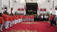 Acara pemberian bonus itu dilakukan di Istana Negara, Jakarta, Minggu (2/9/2018). Jokowi mengatakan, dirinya telah meminta langsung kepada Menteri Pemuda dan Olahraga Imam Nahrawi untuk segera mengirimkan uang bonus kepada atlet peraih medali tersebut. (Foto: ANTARA FOTO/Hafidz Mubarak A)