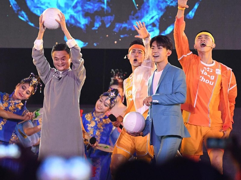 Jack Ma mewakili delegasi Cina sebagai tuan rumah Asian Games berikutnya, tampil membawa bola saat menghadiri Upacara Penutupan Asian Games ke-18 Tahun 2018 di Stadion Utama Gelora Bung Karno (GBK), Senayan, Jakarta, Minggu (2/9).  INASGOC/Irwin Fedriansyah/RAV/18.
