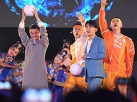 Jack Ma mewakili delegasi Cina sebagai tuan rumah Asian Games berikutnya, tampil membawa bola saat menghadiri Upacara Penutupan Asian Games ke-18 Tahun 2018 di Stadion Utama Gelora Bung Karno (GBK), Senayan, Jakarta, Minggu (2/9).  INASGOC/Irwin Fedriansyah/RAV/18.
