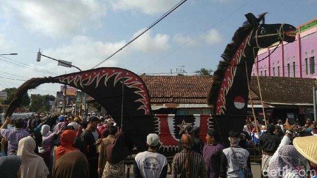 Kuda lumping raksasa yang diarak.