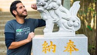 Kyoto juga pernah dikunjungi oleh Nas. Ini posenya di depan salah satu patung yang umum dijumpai di kuil Jepang (@nasdaily/Instagram)