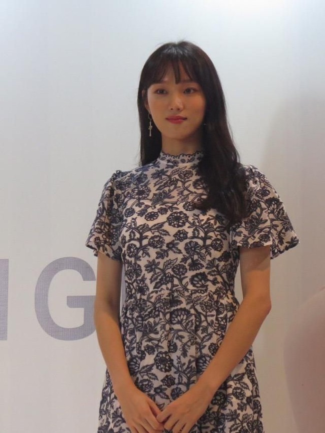 Aku tidak memakai semua langkahnya. Perawatan siang dan malam sangat penting. Sebelum dan sesudah makeup juga sangat penting. Sebelum makeup penting untuk menjaga kelembaban kulit agar wajah tak terlalu kering dan juga berminyak sehingga hasil makeup bisa bagus, terang Lee Sung Kyung. Foto: Foto: Anggi Mayasari/Wolipop