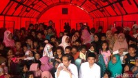 Tak seperti di upacara pembukaan, kali ini Presiden Jokowi nobar dengan pengungsi Asian Games 2018 (Foto: dok @aditairawati)