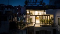 Rumah ini juga memiliki balkon untuk bersantai sambil memandangi kesibukan kota. Istimewa/Inhabitat.