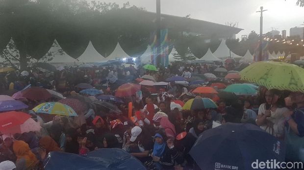 Rela Hujan-hujanan Demi Nobar Penutupan Asian Games 2018