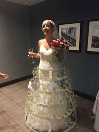 Wouw! Pengantin Ini Kenakan Gaun Unik Berisi 50 Gelas Wine
