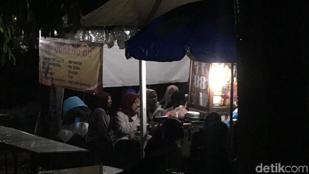 Hujan Deras, Pengunjung GBK Langsung Bubar Cari Tempat Berteduh