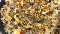 Ini bukti lain kalau Ina doyan masak. “Nasi goreng beras cokelat di tengah malam,” tulisnya di keterangan foto. Nasi goreng ini ia buatkan untuk Axel yang tetap ingin diet meski sedang sakit. Foto: Instagram inathomas