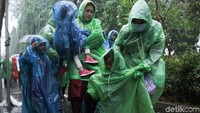 Warga bersama sank keluarga nekat basah-basahan untuk hadir di GBK.