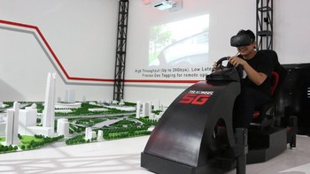 Para pelanggan loyal Telkomsel terlihat sangat asyik dan seru sekali menikmati beragam kecanggihan yang disajikan di 5G Experience di kawasan Gelora Bung Karno. Foto: dok. Telkomsel
