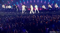 Penonton dibikin riuh saat siluet personel Super Junior muncul di atas panggung.