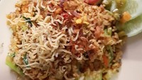 Siapa ngga ngiler melihat teri Medan digoreng kering ditaburkan melimpah pada nasi goreng ini?  Foto : Instagram @sandy.angie