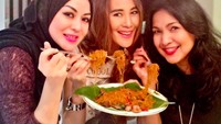 Begini senyum manis Ina saat kompak makan bihun favorit bersama dua temannya. Foto: Instagram inathomas