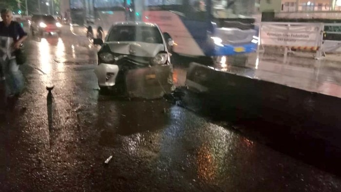 Mobil Tabrak Pembatas Jalan di Kebayoran Baru, Lalin Tersendat